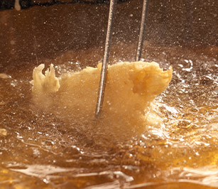 天ぷらを揚げる