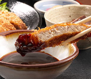 味噌カツ箸上げ