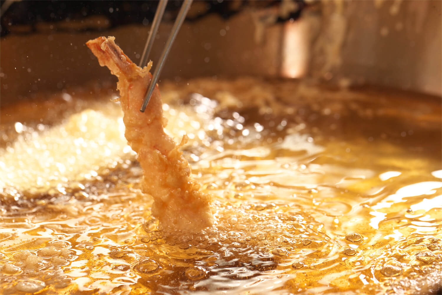 天ぷらを揚げる