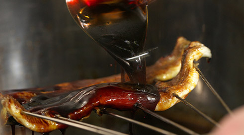 鰻にタレをかける